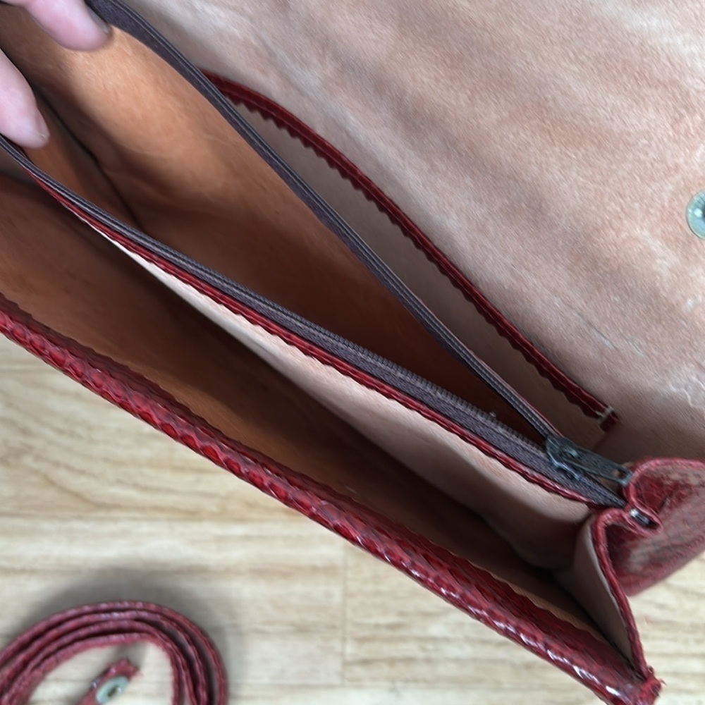 Red crocodile skin textured clutch - Picture 9 of 10